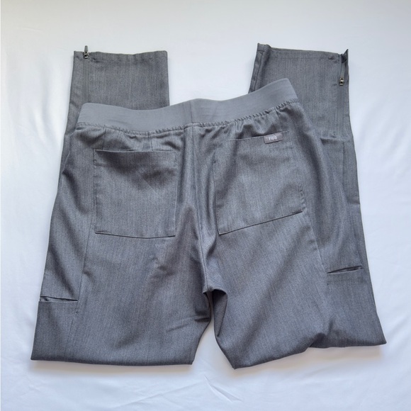 Pair of scrubs - Picture 5 of 6